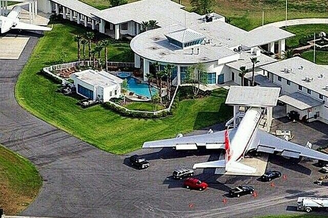 John Travolta House With 2 Airplanes Daaammn John Travolta House 